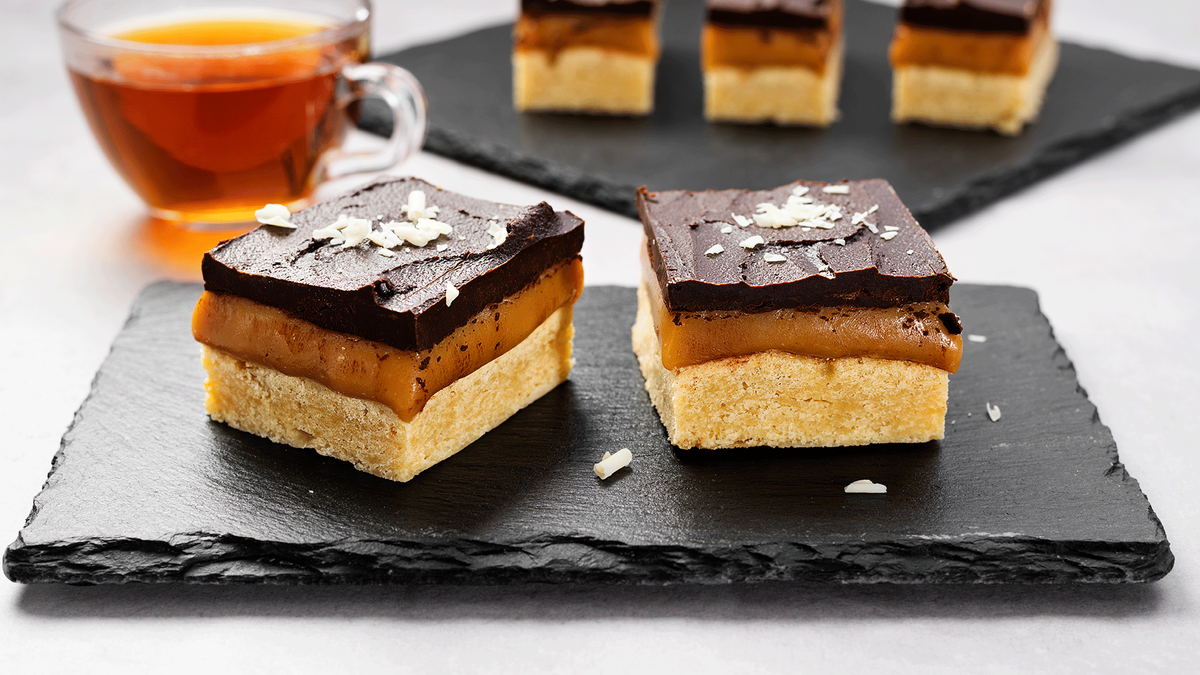 Millionaire's shortbread with chocolate and caramel 
