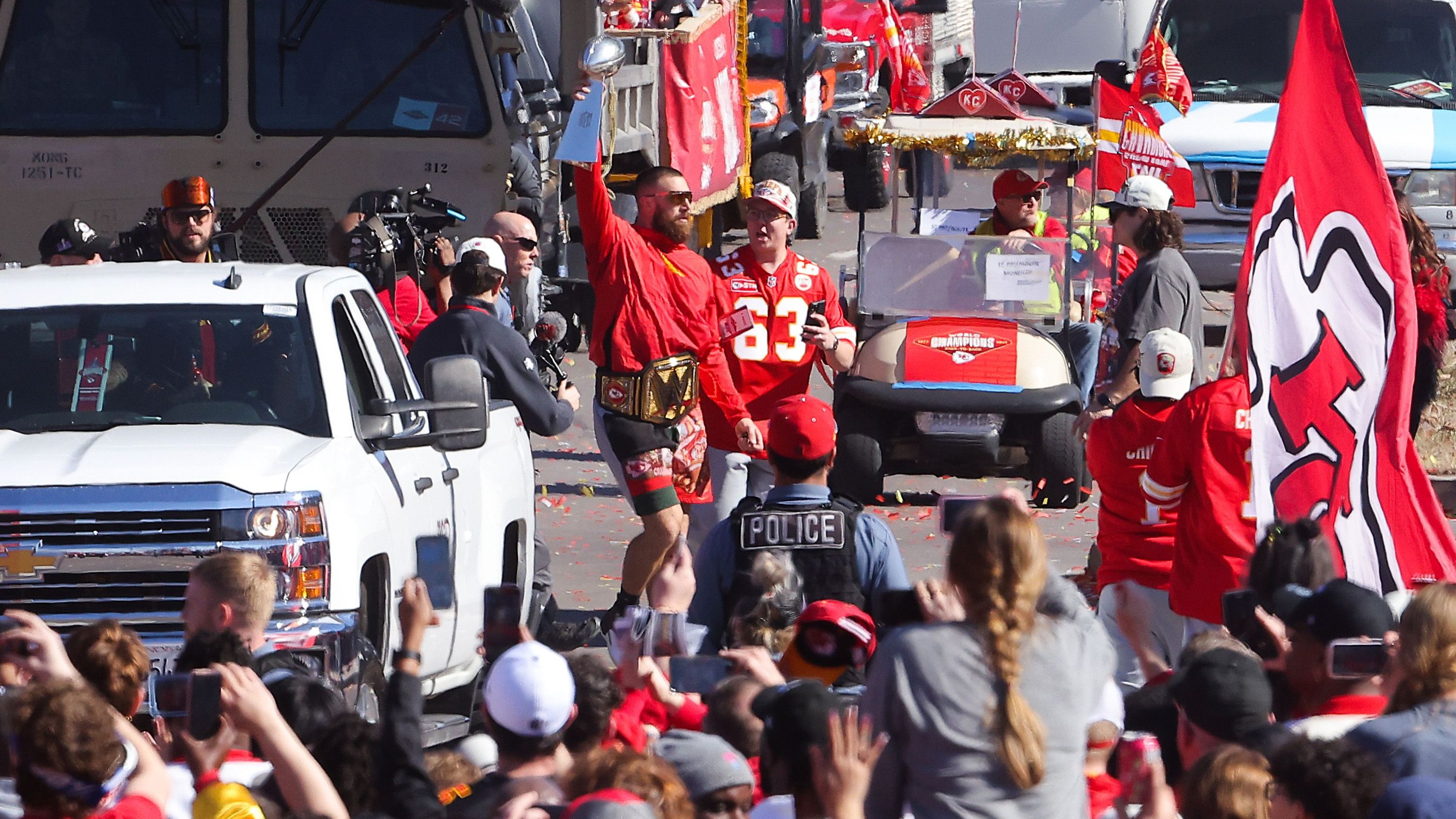 <strong>Kelce präsentiert die&nbsp;Vince Lombardi Trophy</strong>&nbsp;<br>Einer der größten Helden bei Kansas Citys Sieges-Parade war natürlich Travis Kelce. Der Tight End präsentierte in den Straßen von Kansas City dann auch den Fans die erneut errungene Vince Lombardi Trophty.