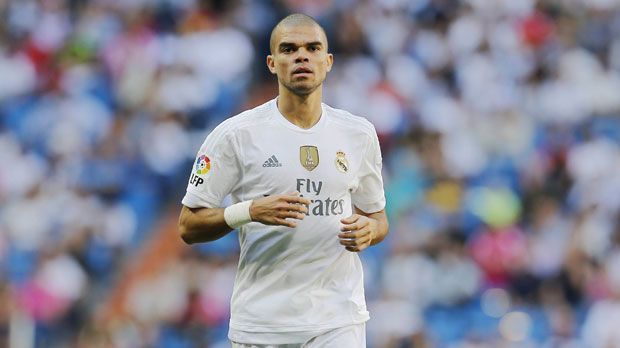 
                <strong>Pepe (Real Madrid)</strong><br>
                Pepe: Der Innenverteidiger von Real Madrid kann mit seinen 32 Jahren schon auf viele Erfolge zurückblicken. Doch der Portugiese stand auch immer wieder wegen seiner harten Spielweise im Fokus. Anfang 2012 trat Pepe etwa im Spiel gegen den FC Barcelona Superstar Lionel Messi auf die Hand.
              