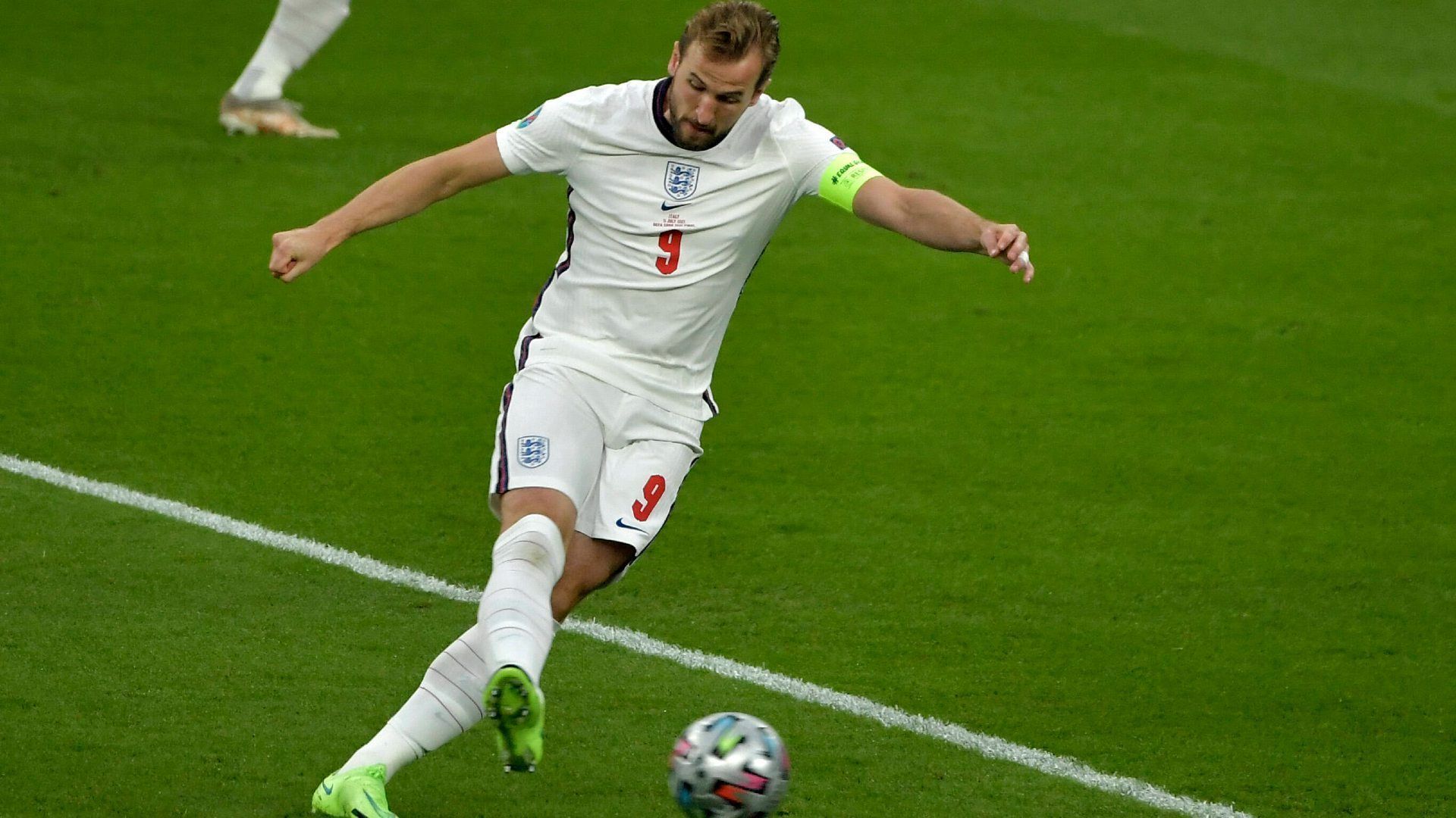 
                <strong>Harry Kane (England)</strong><br>
                Der Kapitän präsentierte sich von Beginn an topmotiviert, beteiligte sich intensiv am Pressing und lief von Torwart Donnarumma bis Sechser Jorginho alle Gegenspieler an. Leitete das 1:0 mit viel Übersicht ein. Stand beim 1:1 auf der Linie, konnte aber nicht klären. Rieb sich in der Sturmspitze auf. Traf sicher im Elfmeterschießen. ran-Note: 2
              