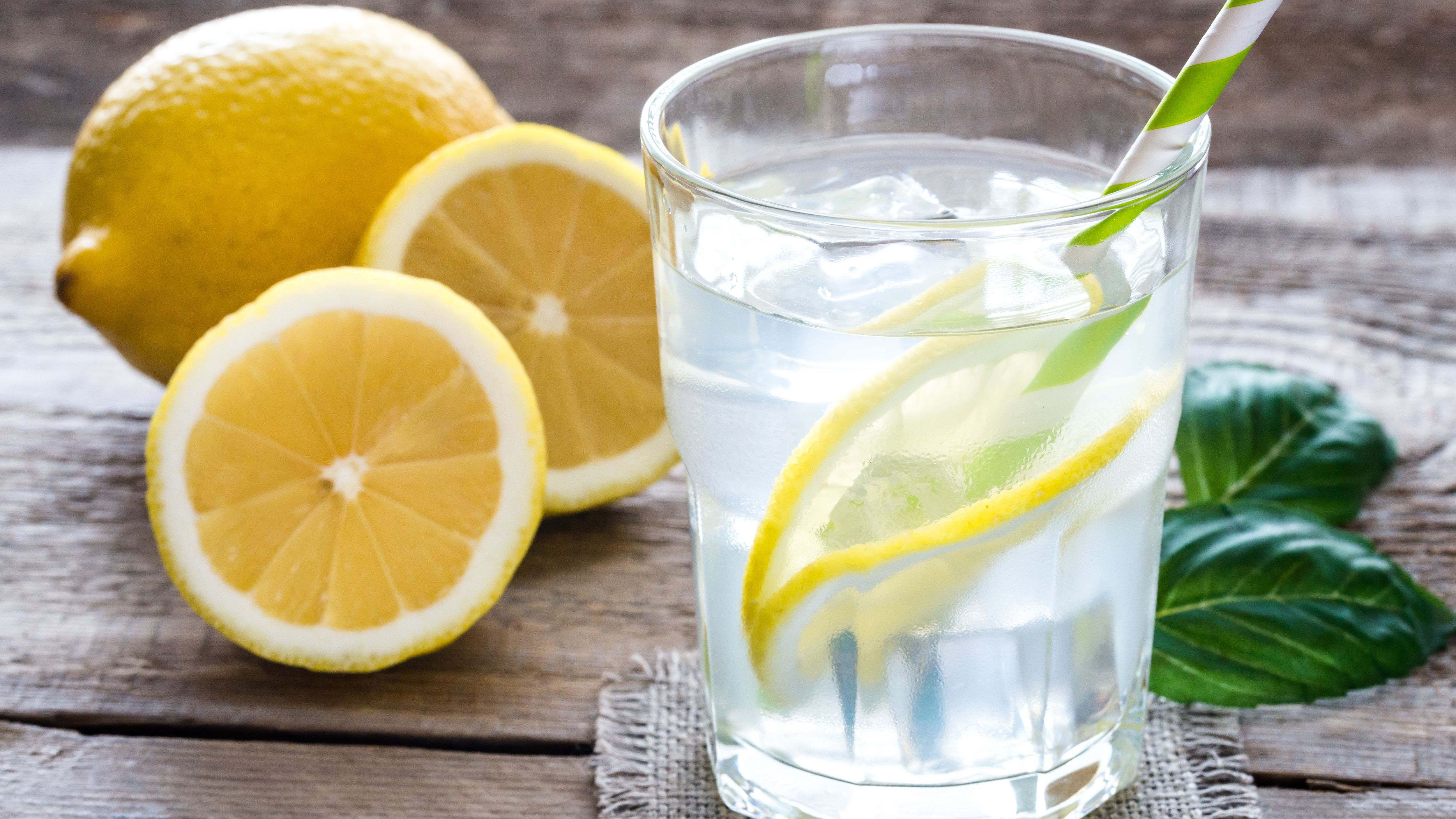 Sauer macht schlank: Zitronensaft gilt als Appetitzügler und soll die Fettverbrennung bei einer Diät unterstützen.