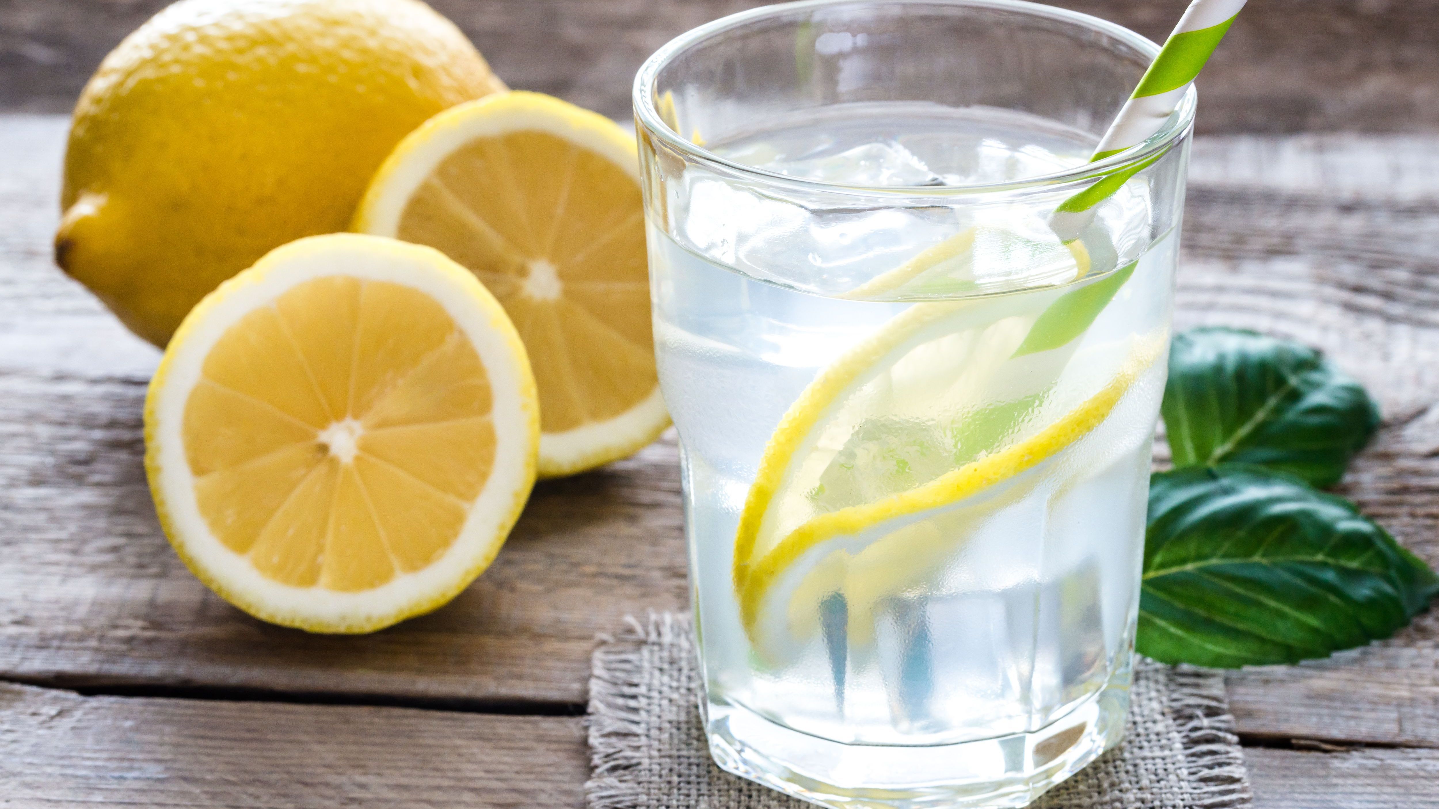 Sauer macht schlank: Zitronensaft gilt als Appetitzügler und soll die Fettverbrennung bei einer Diät unterstützen.