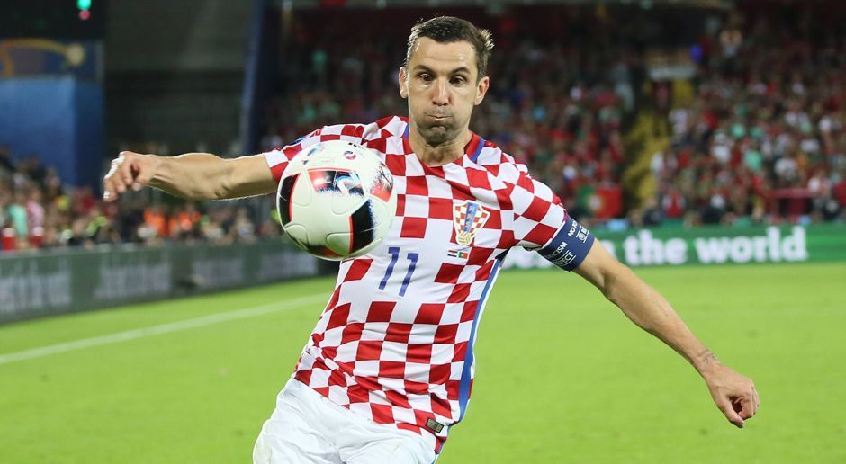 
                <strong>Darijo Srna (Kroatien)</strong><br>
                Darijo Srna (Kroatien): Nach dem bitteren 0:1 im Achtelfinale gegen Portugal hat Kroatiens Kapitän Darijo Srna Konsequenzen gezogen und seinen Rücktritt aus der Nationalmannschaft erklärt. Seit seinem Debüt 2002 absolvierte der 33-Jährige 134 Länderspiele.
              