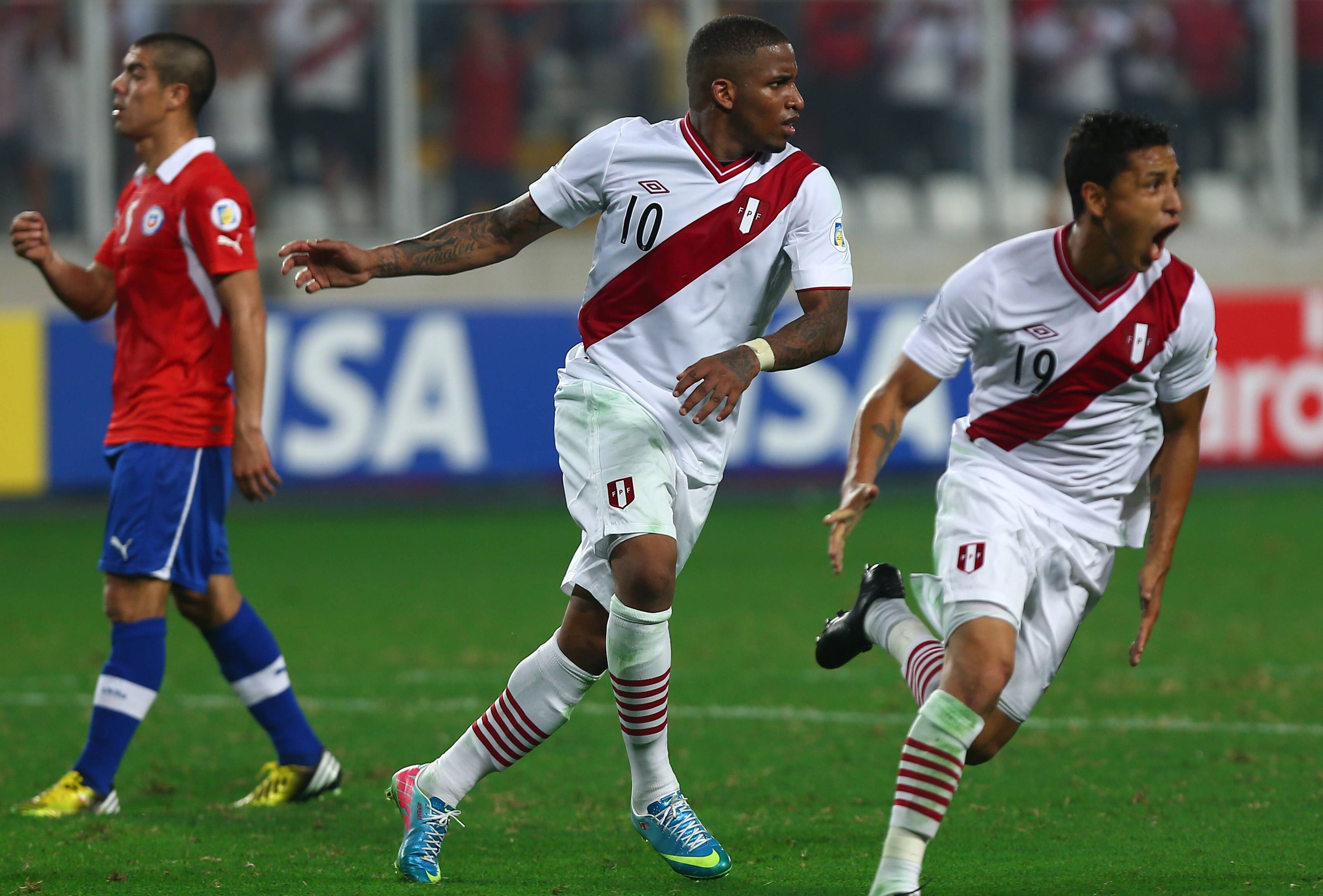 
                <strong>In der Bundesliga aktiv: Jefferson Farfan (Peru)</strong><br>
                Der Flügel-Flitzer hat eine langwierige Verletzung hinter sich. So kam der Peruaner bei Schalke 04 nur auf neun Einsätze in der Bundesliga. Im fitten Zustand ist der 30-Jährige für die "Königsblauen", sowie für sein Land, unersetzlich.
              
