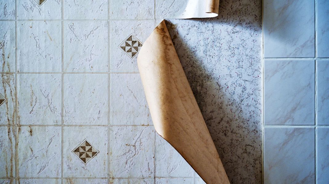 Tapete reinigen und ausbessern So entfernen Sie Risse und Flecken nachhaltig