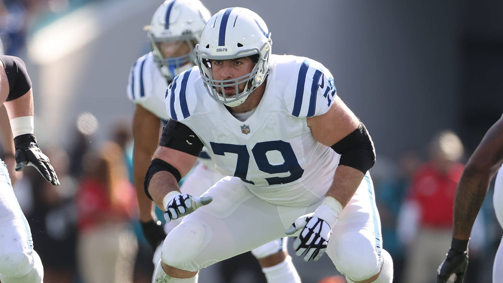 
                <strong>Eric Fisher</strong><br>
                Eric Fisher war 2013 zwar der erste Pick im Draft, der erhoffte Superstar wurde er allerdings nie. Dennoch spielte er immer konstant auf einem hohen Level, verhalf den Kansas City Chiefs auch zum Sieg im Super Bowl LIV. Auch bei den Indianapolis Colts spielte er eine gute Saison und ist jetzt als Free Agent der perfekte Kandidat für Teams, die sich keinen Topspieler auf seiner Position leisten können, aber jemanden brauchen, der als Starter Leistungen bringen kann. Der 31-Jährige wurde bisher mit den New York Jets in Verbindung gebracht, die für die kommende Saison Quarterback Zach Wilson besser schützen müssen.
              