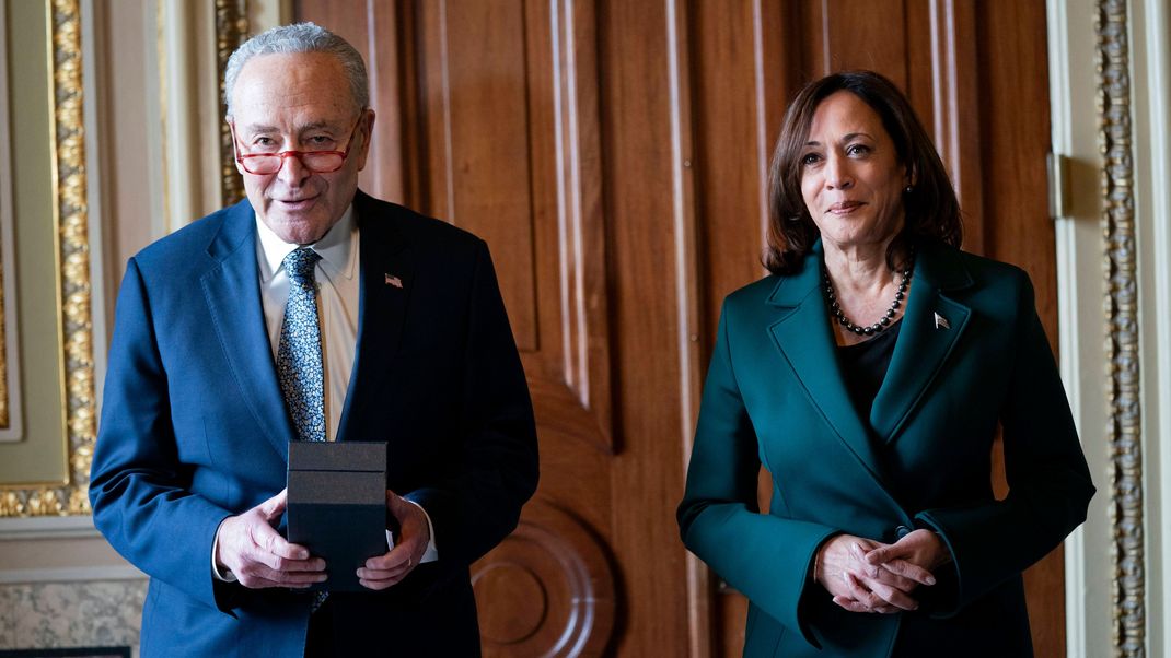 Chuck Schumer (li., Demokrat), Mehrheitsführer um US-Senat, mit der Senatsvorsitzenden Kamala Harris (Demokratin).