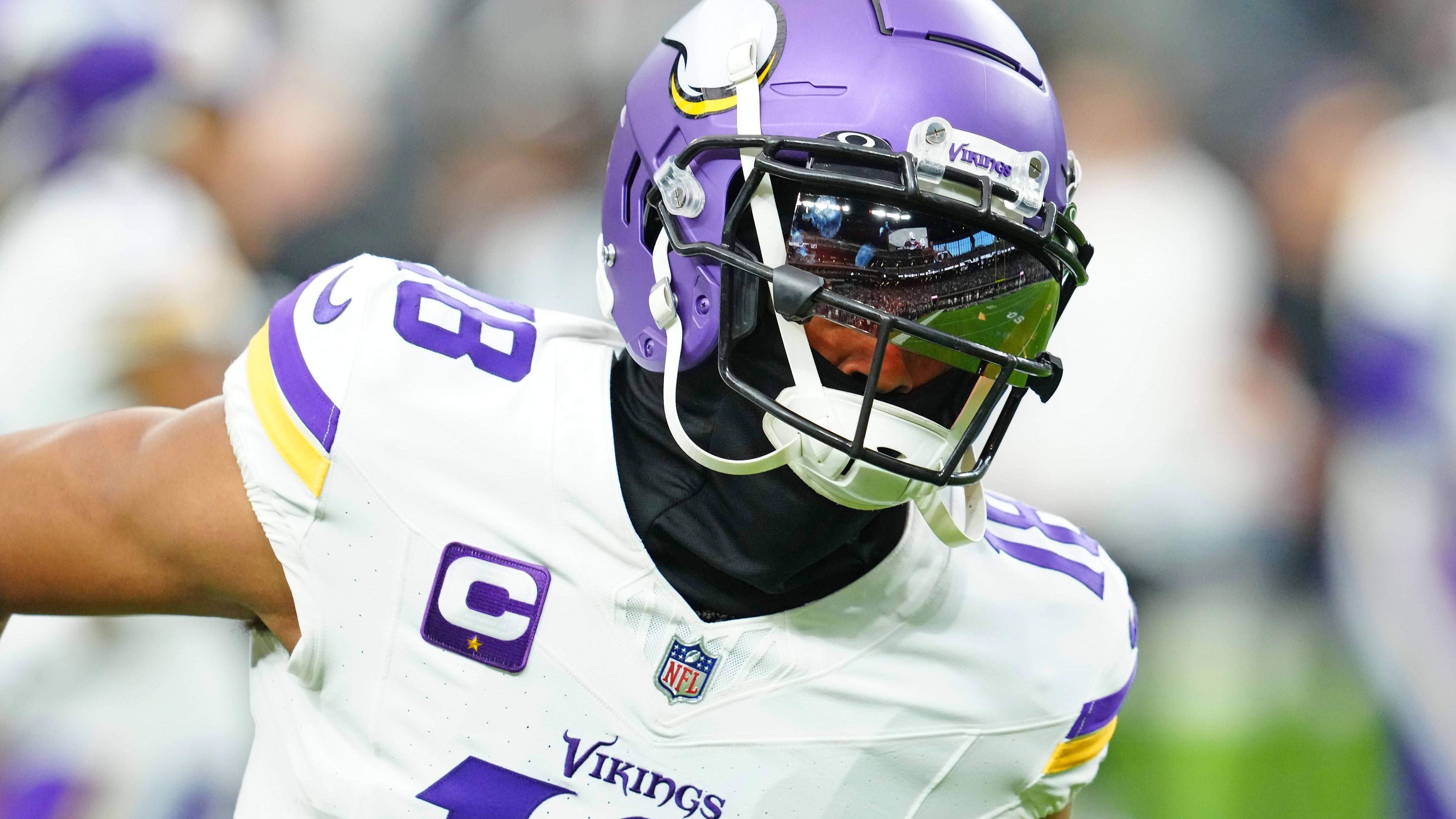 <strong>Justin Jefferson (Minnesota Vikings)</strong><br>Der Receiver hatte sich im zweiten Quarter im Spiel bei den Las Vegas Raiders an der Brust verletzt und fiel für den Rest des Spiels aus. Er war nach seinem Krankenhaus-Aufenthalt aber vor Ende der Partie schon wieder im Stadion und konnte auch mit seinem Team den Heimflug antreten. Ob er im nächsten Spiel gegen die Cincinnati Bengals wieder auflaufen kann, steht aber noch nicht fest.