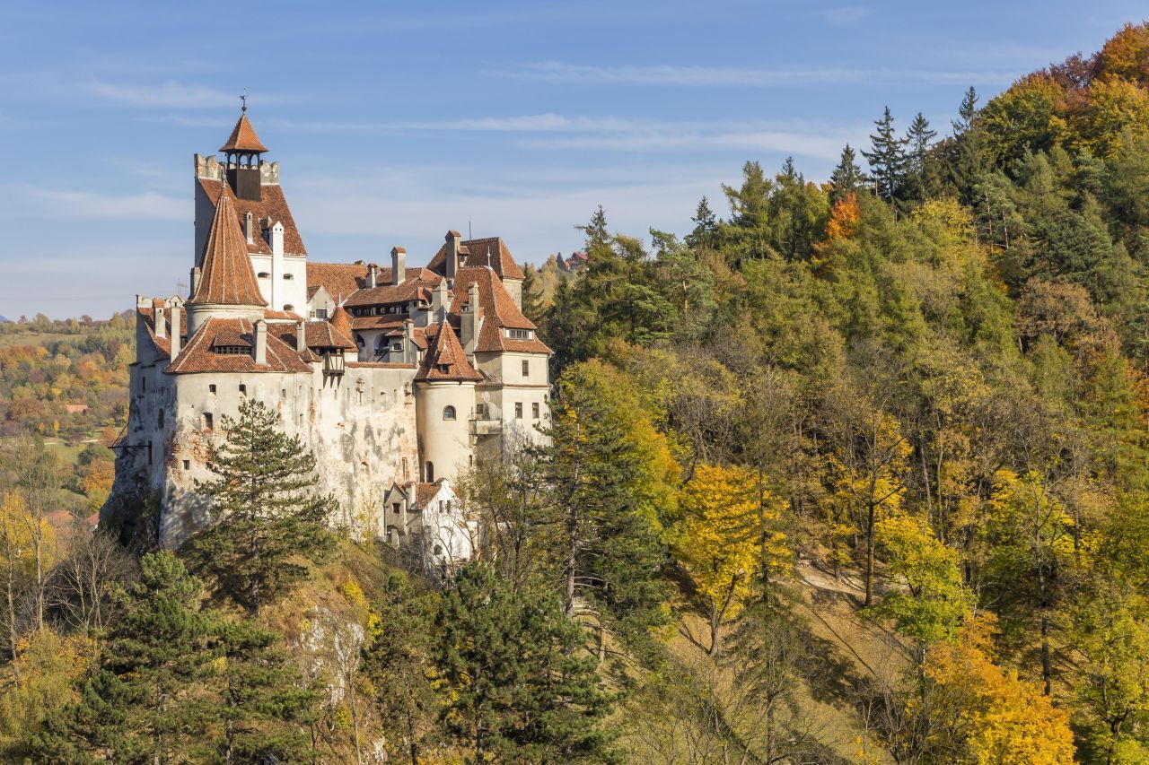 Ebenso unheimlich ist die vermeintliche Heimat von Graf Dracula: das Schloss Bran. Tatsächlich handelt es sich um einen öffentlichkeitswirksamen Mythos: Die Vorlage der Figur Dracula, Vlad III, hatte nie in dem Schloss gelebt, sondern auf der walachischen Burg Poenari.