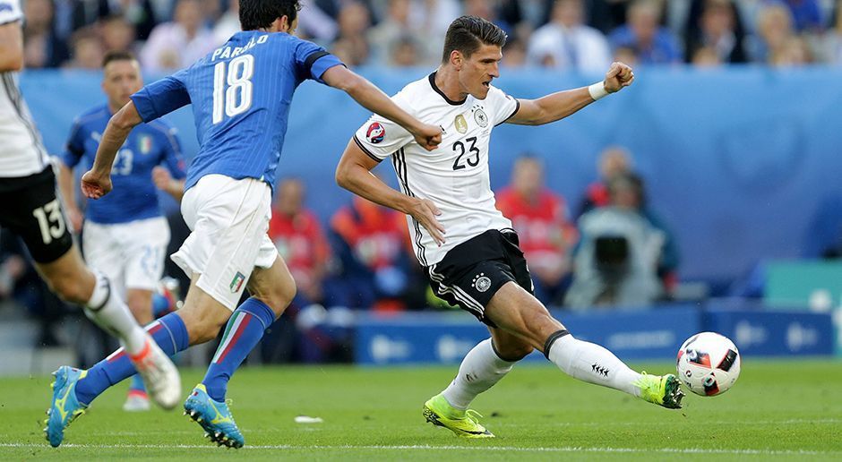 
                <strong>Mario Gomez</strong><br>
                Als man schon befürchten musste, dass Gomez gegen die kampferprobte italienische Dreierkette untergehen würde, drehte er nach dem Seitenwechsel plötzlich auf. Seine Beteiligung am Führungstreffer hätte jeden Spielmacher dieser Welt mit Stolz erfüllt. Hoffentlich kann er im Halbfinale mitspielen. ran-Note: 2
              