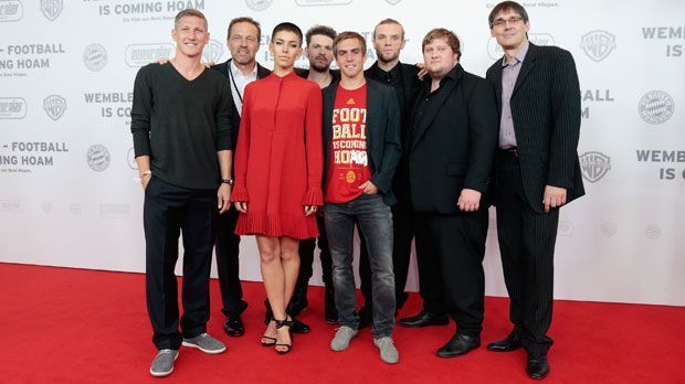 
                <strong>Premiere von "Wembley - Football is coming hoam"</strong><br>
                Bitte recht freundlich: Schweinsteiger und Lahm posieren mit Rene Hiepen, den Mitgliedern von Frida Gold und Filmproduzent Ralf Grengel (r.) für die Kameras
              