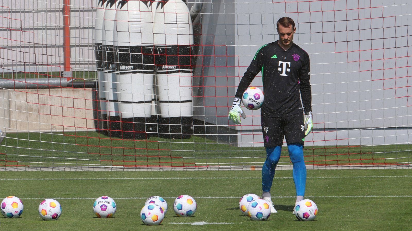 
                <strong>Nach 8 Monaten Pause: Manuel Neuer zurück im Training</strong><br>
                Auffällig: Bei rund 30 Grad und Sonne trug der 36-Jährige blaue Strumpfhosen. Womöglich, um seinen lädierten Unterschenkel zu stabilisieren.
              