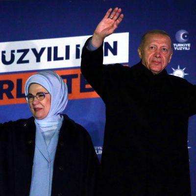 Der türkische Präsident Recep Tayyip Erdogan und seine Frau Emine nach der Wahl.