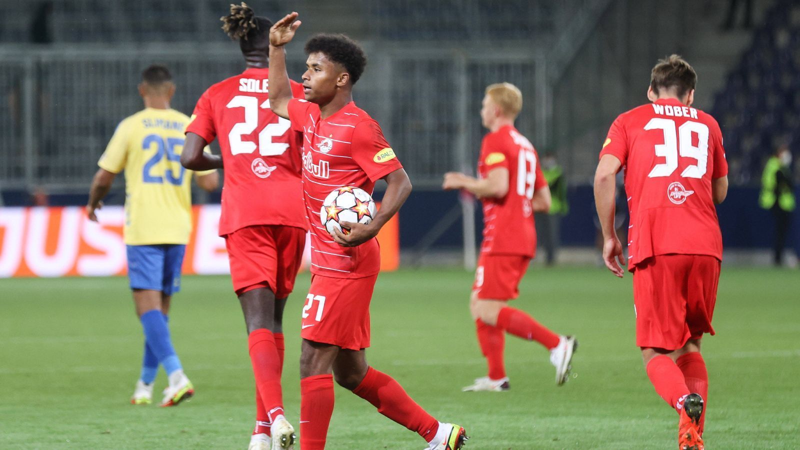 
                <strong>Karim Adeyemi (RB Salzburg)</strong><br>
                An dem Erfolg gegen Bröndby hatte auch Karim Adeyemi seinen Anteil. Er erzielte den Ausgleich und schließt damit an seine prima Form aus der Liga an, dort traf er in vier Bundesliga-Spielen fünf Mal, hinzu kommt eine Torvorbereitung. Beim Thema Nationalmannschaft dürfte Flick auch schwer an Adeyemi vorbeikommen, wenn er weiter so trifft, auch in der Königsklasse.
              