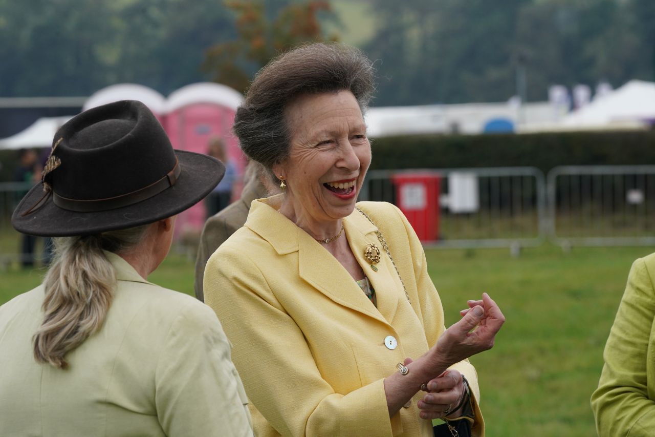 Prinzessin Anne: Die Princess Royal engagiert sich im sportlichen Bereich, ist seit den 1970ern Präsidentin von "Save the Children" und vertrat die Königin als Alleskönnerin bei unterschiedlichsten Anlässen.