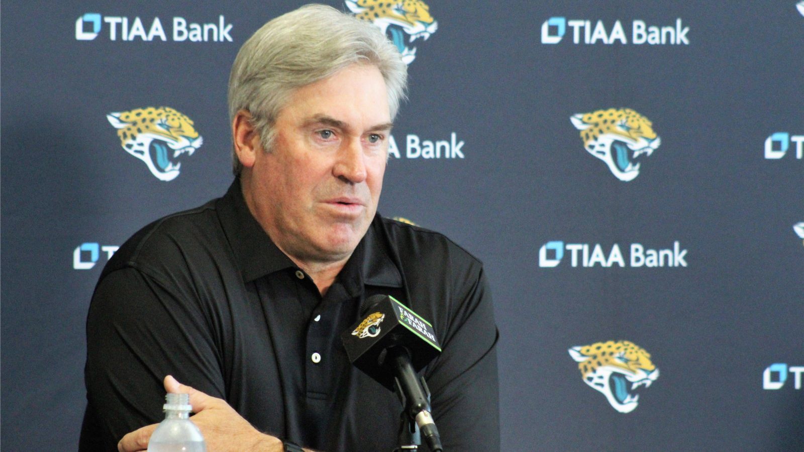 
                <strong>Platz 9: Doug Pederson (Jacksonville Jaguars)</strong><br>
                Mit Urban Meyer hatten die Jacksonville Jaguars 2021 eine der größten Head-Coach-Katastrophen der vergangenen 30 NFL-Jahre. Top-Talent Trevor Lawrence drohte schon früh in seiner Karriere den Status eines Flops verpasst zu bekommen. Nach nur einer Saison unter Doug Pederson scheint die Horror-Spielzeit 2021 aber fast schon vergessen. Der Architekt des Super-Bowl-Siegs der Philadelphia Eagles 2018 hat das Ruder bei dem Team aus Florida ordentlich herumgerissen. Quarterback Lawrence spielte nach einer kurzen Eingewöhnungsphase enorm starken Football und erhielt sogar Stimmen bei der Wahl zum MVP. Dazu leitete Pederson beim 31:30-Sieg über die Los Angeles Chargers das größte Comeback der Playoff-Geschichte. Definitiv einer der zehn besten Head Coaches der NFL.
              