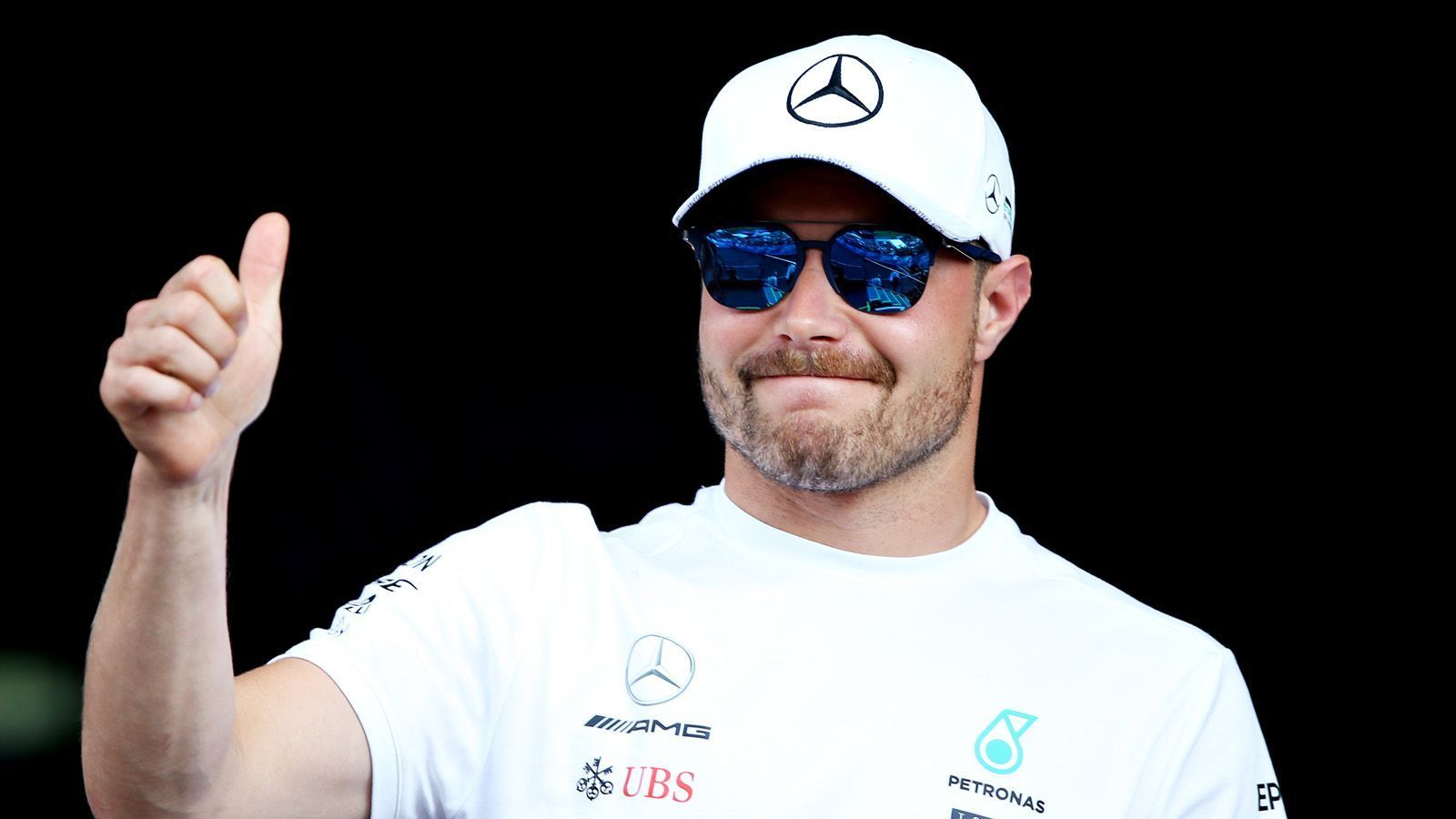 
                <strong>Platz 4: Valtteri Bottas (Mercedes AMG)</strong><br>
                Eigentlich sitzt Valtteri Bottas im derzeit stärksten Auto im Feld. Trotzdem lässt sich der Finne immer wieder von Teamkollege Lewis Hamilton abkochen. Die Freien Trainings gehören regelmäßig ihm. Aber wenn es drauf ankommt, hat Bottas doch zumeist das Nachsehen. Trotz eines starken Starts in die Saison hinein reicht es im Power Ranking deshalb aktuell "nur" für Platz vier.
              