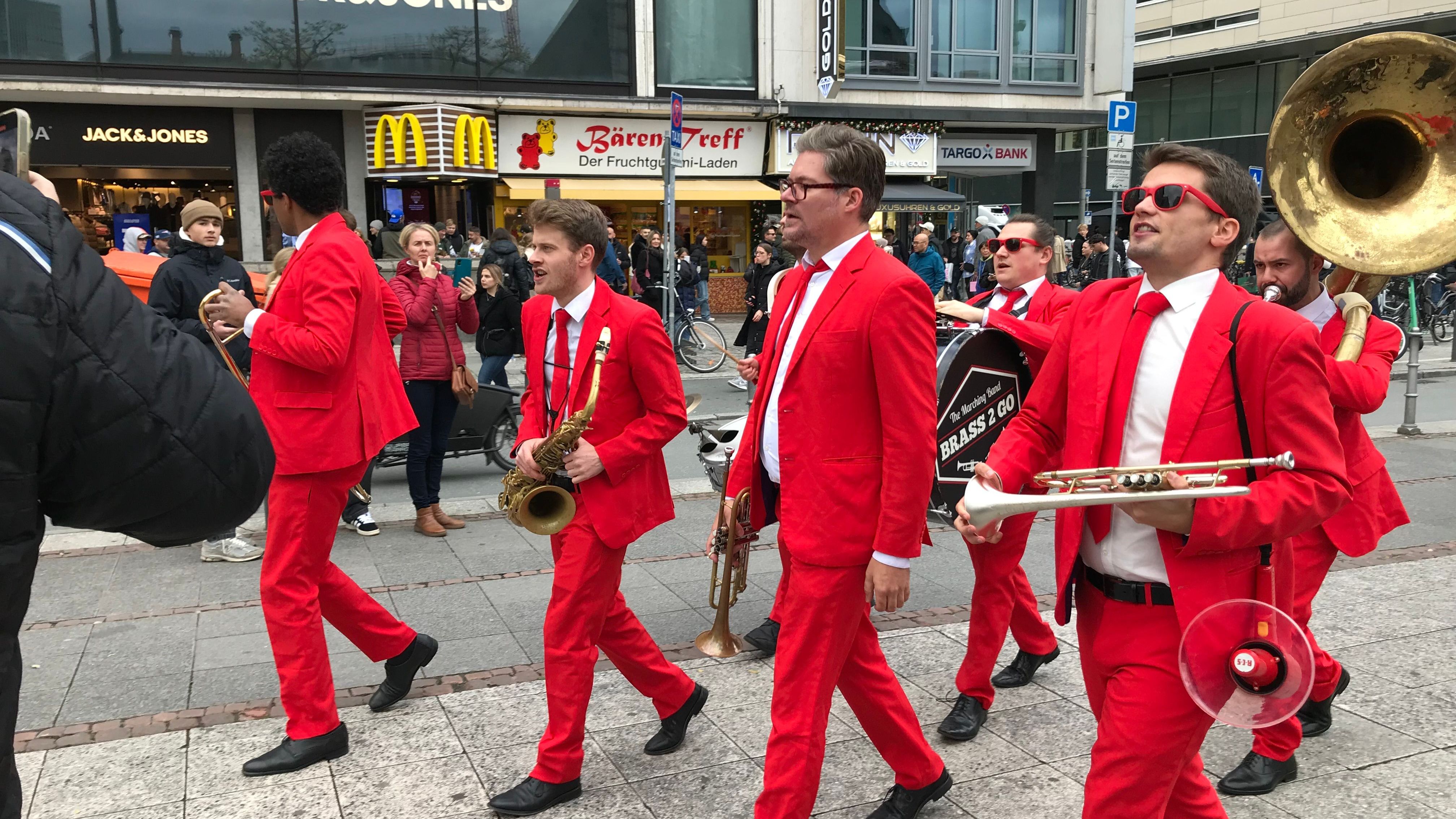 <strong>In Frankfurt, da ist Musik!</strong><br>Für die musikalische Untermalung sorgten DJs - und für kurze Zeit auch diese Marching Band, die plötzlich auf der Straße entlangmarschierte. Schicke Anzüge!