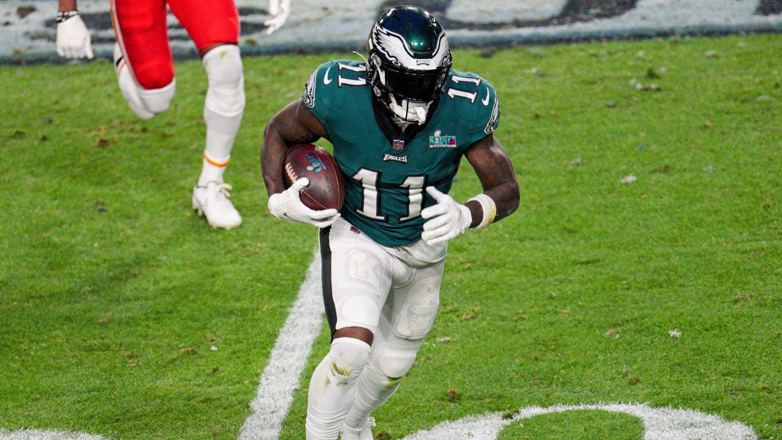 
                <strong>Platz 2: Philadelphia Eagles</strong><br>
                &#x2022; Starter: A.J. Brown, DeVonta Smith, Olamide Zaccheus<br>&#x2022; Backups: Quez Watkins, Britain Covey, Greg Ward<br>Die Leistungen von A.J. Brown (1.642 Yards, zwölf Touchdowns) und DeVonta Smith (1.393 Yards, sieben Touchdowns) hatten großen Anteil an der Super-Bowl-Teilnahme der Eagles. Oladmide Zaccheus sammelte vergangene Saison in der lauflastigen Falcons-Offensive 533 Yards und Quez Watkins kann immer wieder mit seinem Tempo für Gefahr sorgen. Greg Ward trägt seit einigen Jahren das Eagles-Dress und ist solide.  
              