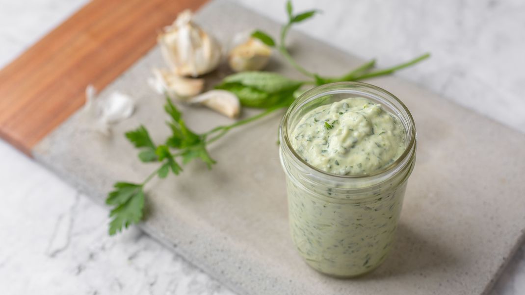 Wenn man den zahlreichen Influencer:innen glaubt, ist dieser Green Goddesss Salat ein echter Volltreffer in Sachen Geschmack.