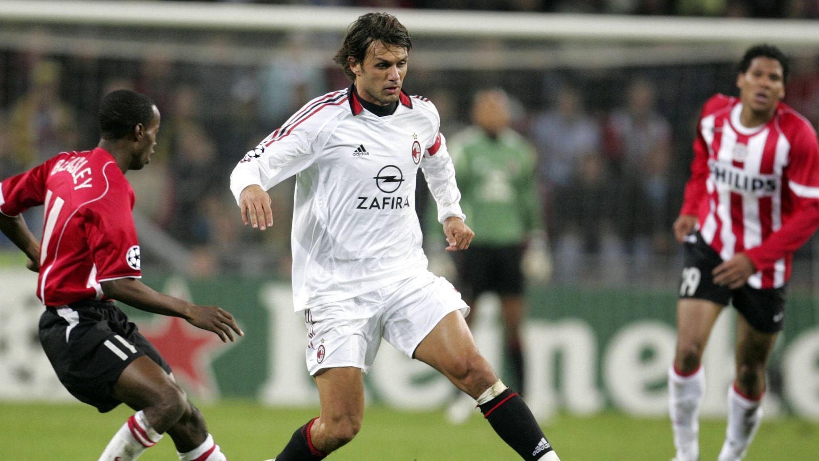 
                <strong>Paolo Maldini (2005)</strong><br>
                Paolo Maldini galt wegen seiner Lockenpracht einst als einer der schönsten Profi-Kicker...
              