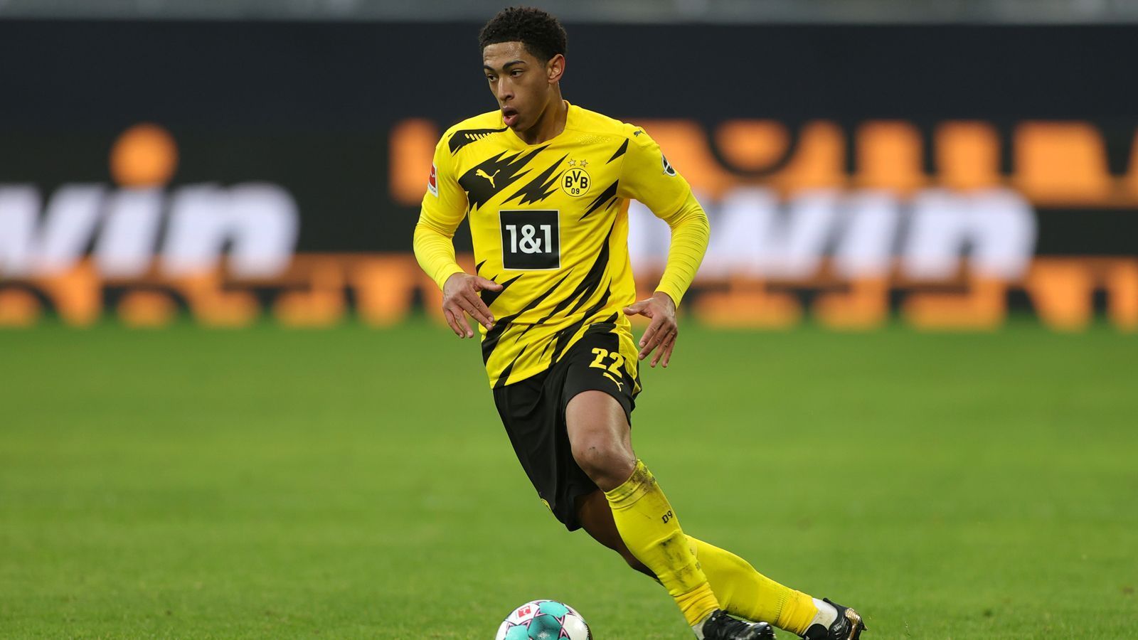 
                <strong>Mittelfeld: Jude Bellingham (Borussia Dortmund)</strong><br>
                Mit gerade einmal 17 Jahren kam Jude Bellingham aus Englands Championship in die Bundesliga und etablierte sich beim BVB auf Anhieb. Trotz seiner Jugend erkämpfte sich der Mittelfeldspieler einen Stammplatz beim BVB und überzeugte sowohl national als auch bei seinen Champions-League-Auftritten. 
              