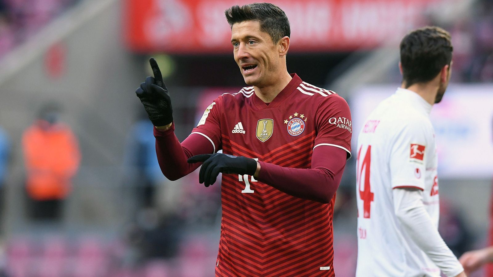 
                <strong>Robert Lewandowski</strong><br>
                Einmal mehr der Mann des Tages! Auf Müller-Vorlage verwandelt der Torjäger vom Dienst früh zum 1:0 als er mit zwei Ballkontakten gegen Schwäbe versenkt. Bei einer weiteren Möglichkeit geht der Pole zu lässig vor und schenkt damit den Ball her. Lewandowski zeigt aber auch mit einem Dribbling seine Extraklasse. Nach einem tollen Müller-Pass in den Lauf findet er im Kölner Keeper seinen Meiser. Besser macht es der Routinier nach einer guten Stunde, als er Sanes Pass veredelt. Eine weitere Vorlage des Linksfußes nutzt er zum 4:0. ran-Note: 1
              