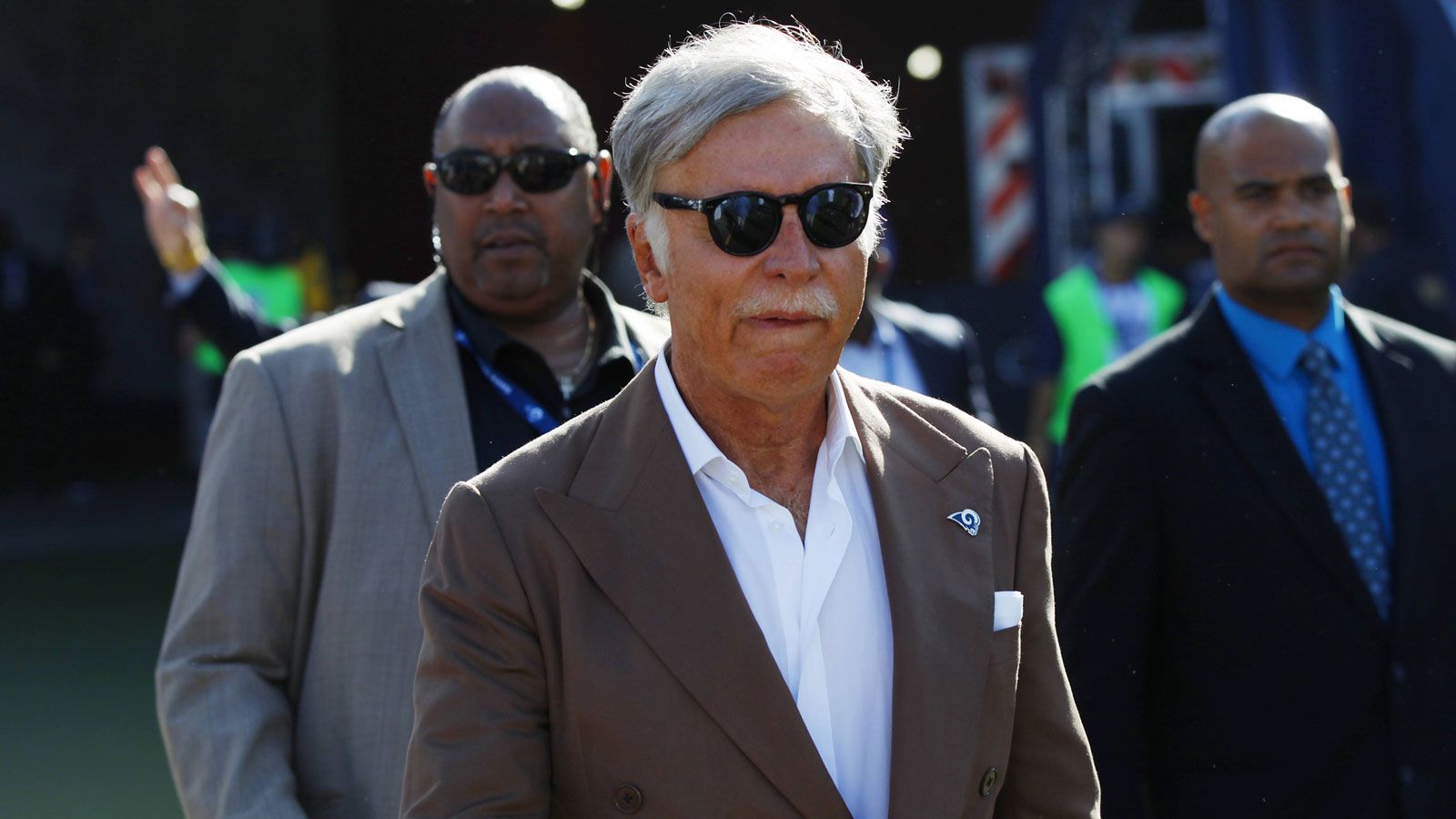 <strong>Los Angeles Rams - Stan Kroenke</strong><br>
                Stan Kroenke ist Besitzer und Gründer von "Kroenke Sports &amp; Entertainment". Die Firma besitzt unter anderem die Los Angeles Rams, die Denver Nuggets aus der NBA, die Colorado Avalanche aus der NHL und die Colorado Rapids aus der MLS. Außerdem ist Kroenke der größte Shareholder des FC Arsenal. Sein Vermögen wird auf 8,1 Milliarden US-Dollar geschätzt.
