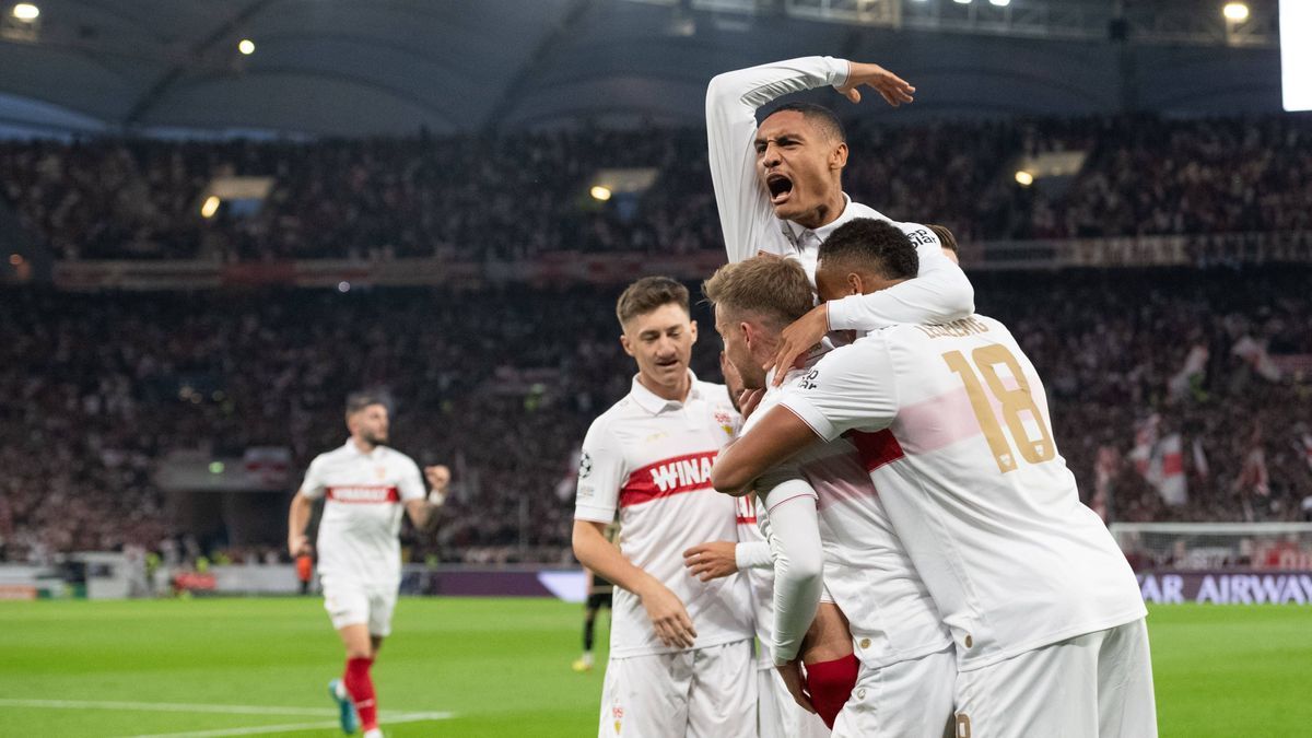 Tor zum 1:0 durch Enzo Millot (VfB Stuttgart, 08) jubel mit Deniz Undav (VfB Stuttgart 26), jubel, Torjubel mit Angelo Stiller (VfB Stuttgart, 06), Maximilian Mittelstaedt (VfB Stuttgart, 07), Jami...