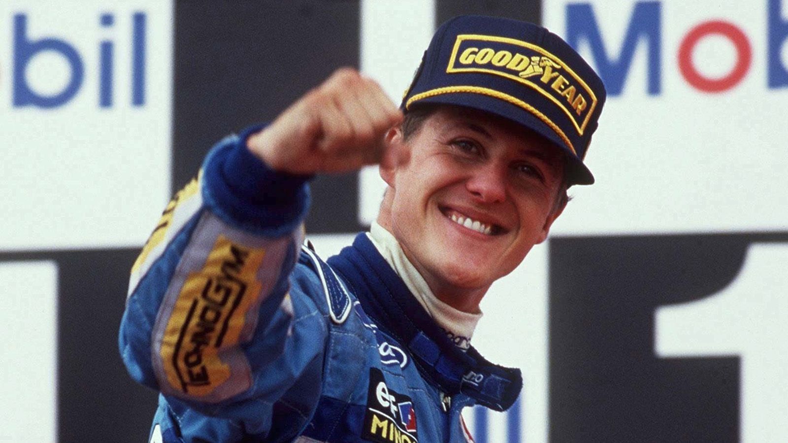 
                <strong>WM-Titel Nr. 1 - 1994</strong><br>
                1994 kam es beim GP von Australien zum großen Titel-Showdown zwischen Schumacher und Damon Hill. Der Deutsche leistete sich unter Druck einen Fahrfehler, kam von der Strecke ab. Sein Rivale wollte die Situation ausnutzen und versuchte, Schumacher nach dessen Fehler auf der Strecke zu überholen. Doch der Versuch scheiterte: Es kam zur Kollision, beide fielen aus. Kritiker und Hill unterstellten Schumacher Absicht. Doch am Ende stand das Resultat: Schumis Punktevorsprung reichte. Als erster Deutscher wurde der damals 25-Jährige F1-Champion. 
              