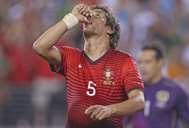 
                <strong>Fabio Coentrao (Linksverteidiger | Portugal)</strong><br>
                Am frischgebackenen Champions-League-Sieger ist in der Nationalelf kein Vorbeikommen - der 26-Jährige ist unter Trainer Paulo Bento gesetzt. Der Linksfuß besticht durch ein sicheres Passspiel, Aggressivität im Zweikampf und brandgefährlichen Flanken. Portugal gleicht zum 1:1 aus.
              