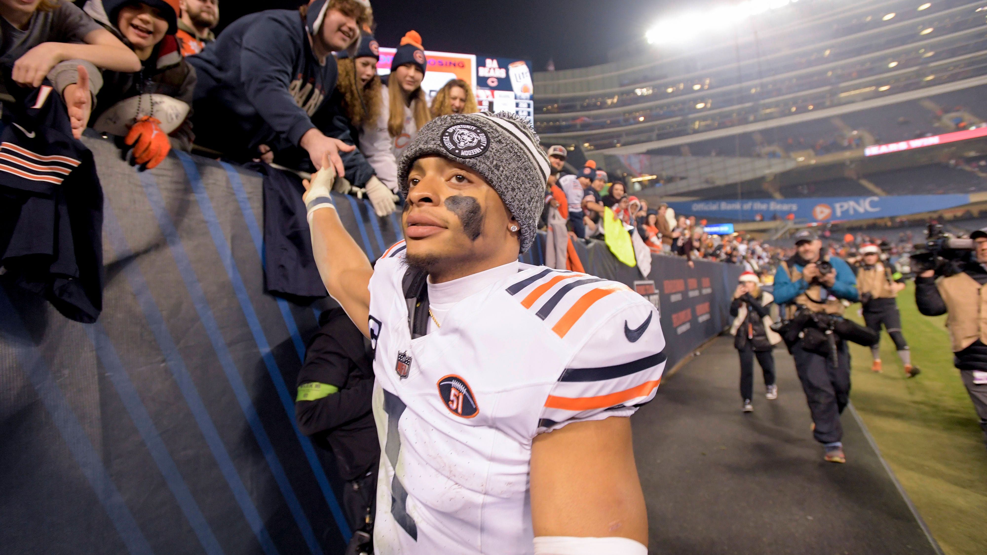 <strong>Wackelkandidat bei den Chicago Bears: Matt Eberflus</strong><br>Holen die Bears im Draft 2024 einen neuen Kandidaten, oder soll Fields (Bild) ihr Franchise-Quarterback werden? Auch diese Frage wird Eberflus beantworten müssen. Der Eindruck der letzten beiden Spiele wird zur Bewertung der Saison maßgeblich beitragen, berichtet "nfl.com". Bestätigt sich der positive Trend, sollte der Job von Eberflus sicher sein.