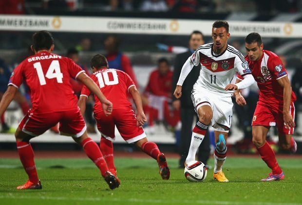 
                <strong>Karim Bellarabi</strong><br>
                Zusammen mit Mustafi beackert Bellarabi die rechte deutsche Angriffsseite und bringt eine Unmenge an Flanken in den Strafraum. Er gibt bis zum Ende alles, doch auch Bellarabi findet kaum mal die Lücke in der Gäste-Abwehr. Note: 3
              