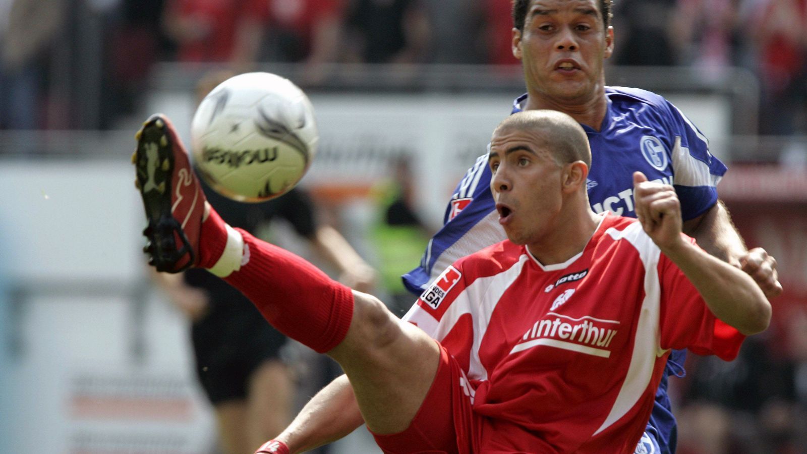 
                <strong>1. FSV Mainz 05 (05/06)</strong><br>
                An diesen Saisonstart wird Trainer Jürgen Klopp nur ungern zurückdenken. Sein damaliger Verein 1. FSV Mainz 05 erlebte zum Auftakt fünf Niederlagen. Letztendlich allerdings bewahrte "Kloppo" sein Team vor dem Abstieg. Mit einer starken Rückrunde - nur eine Niederlage in den letzten elf Saisonspielen - kämpfte sich Mainz auf Tabellenplatz 11 vor. Einziger Wermutstropfen: Der Abstieg erfolgte ein Jahr später.
              