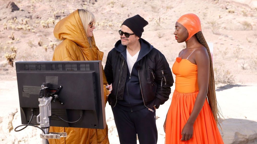 Somajia mit Modelchefin Heidi Klum und Modefotograf Kristian Schuller beim Shooting in Folge 14.