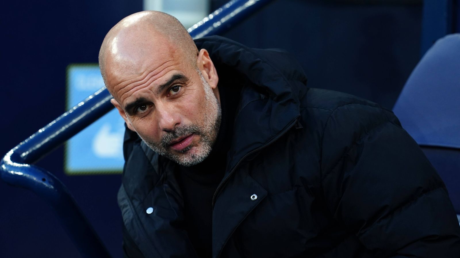 
                <strong>Pep Guardiola </strong><br>
                Bei der Aufstellung ohne große Experimente, im Gegensatz zu manch anderem Jahr. In den Anfangsminuten geht sein Plan zu 100 Prozent auf. Die Verletzung von Stones zwingt ihn früh zum Wechsel auf der Rechtsverteidigerposition, wo er überraschend Fernandinho bringt. Dieser liefert den Assist zum dritten Treffer der Citizens und patzt dann aber folgenschwer vor Reals zweitem Tor. Der kontrollierte Wahnsinn dieser Partie dürfte ihm nicht behagen. ran-Note: 2
              