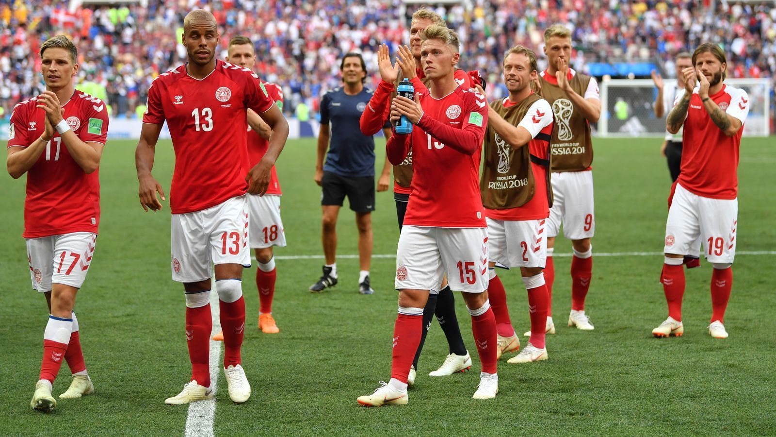 
                <strong>2. Gruppe C: Dänemark</strong><br>
                Ja, besonders glücklich schauen die Dänen nicht drein. Ist auch nicht überragend, was Danish Dynamite gegen Frankreich abliefert. Aber das erste 0:0 der WM bedeutet das Weiterkommen für die Dänen und Platz 1 für Frankreich.
              