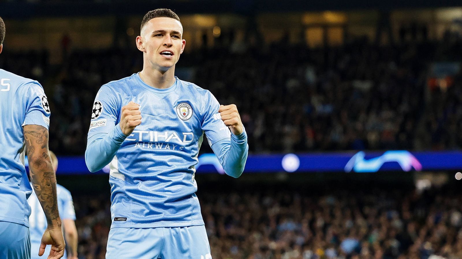 
                <strong>Phil Foden </strong><br>
                Behauptet sich immer wieder gut auf der linken Seite und leitet damit Citys zweiten Treffer ein. Hat einige starke Offensivaktionen, die sein ungeheures Potenzial zeigen. Lässt aber einige Chancen liegen, bevor er Fernandinhos Flanke eiskalt einköpft. ran-Note: 2
              