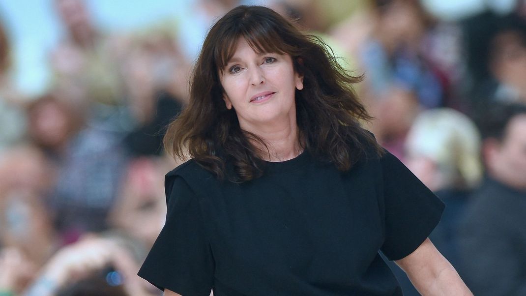 Virginie Viard ist eher privat und man sieht sie selten auf den Red Carpets dieser Welt. Lieber zeigt sie sich kurz nach einer gelungenen Fashion-Show auf dem Runway.