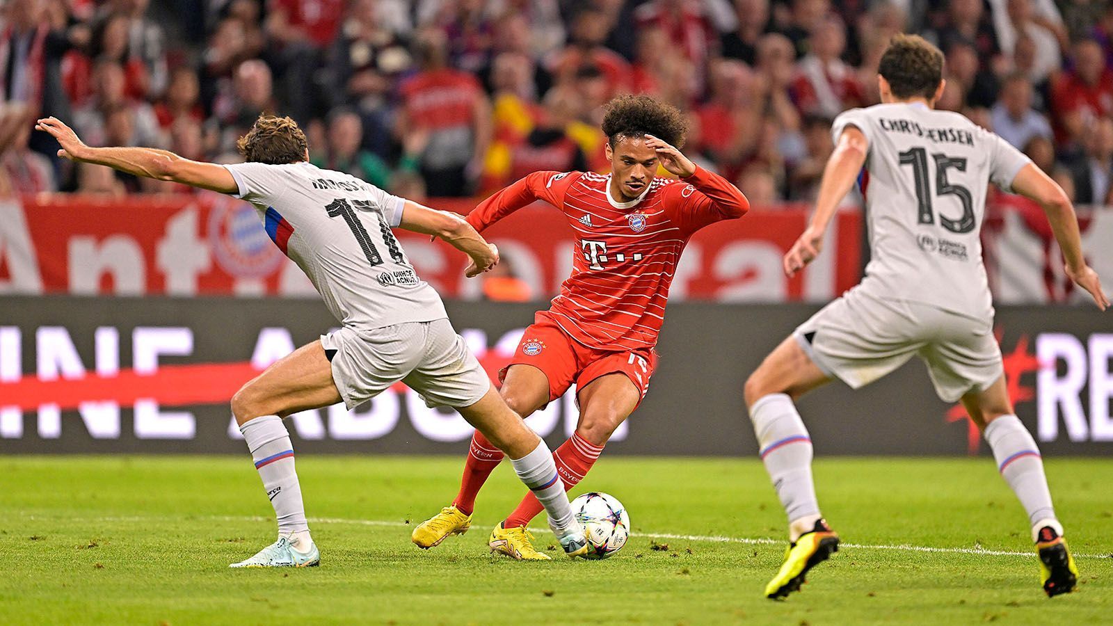 
                <strong>Leroy Sane</strong><br>
                Bekommt mehrmals die Möglichkeit, über den rechten Flügel seine Schnelligkeit auszuspielen und zieht sehenswert in die Mitte. Verpasst allzu oft den richtigen Moment für den Torschuss. Startet vor seinem Tor zum 2:0 richtig durch und behält trotz Bedrängnis den Kopf oben und überwindet gekonnt ter Stegen. Holt sich nach 79 Minuten seinen verdienten Applaus ab. ran-Note: 2
              