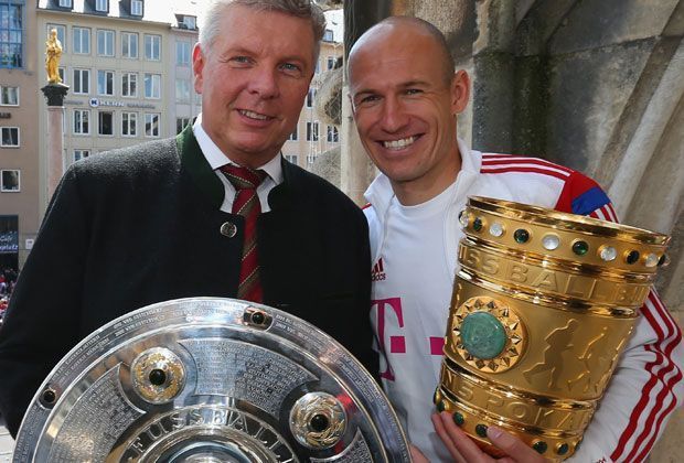 
                <strong>Zehntes Double: So feiern die Bayern</strong><br>
                Beim Erfolg der Bayern darf der Oberbürgermeister nicht fehlen, und der ist ein "Neuer": Dieter Reiter freut sich mit Arjen Robben.
              