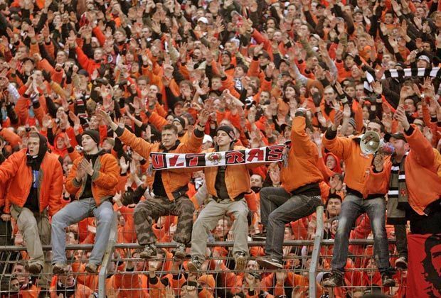 
                <strong>Fan-Rekord geknackt</strong><br>
                "Salut, ca va? Die Frankfurter sind da!" schallt es durch das Rund der Arena - Das Stadion von Girondins Bordeaux erlebte einen historischen Ansturm von 12.000 Eintracht-Fans. Noch nie waren in der Gruppenphase mehr Anhänger mit ihrem Club zu einem Auswärtsspiel gereist. 
              