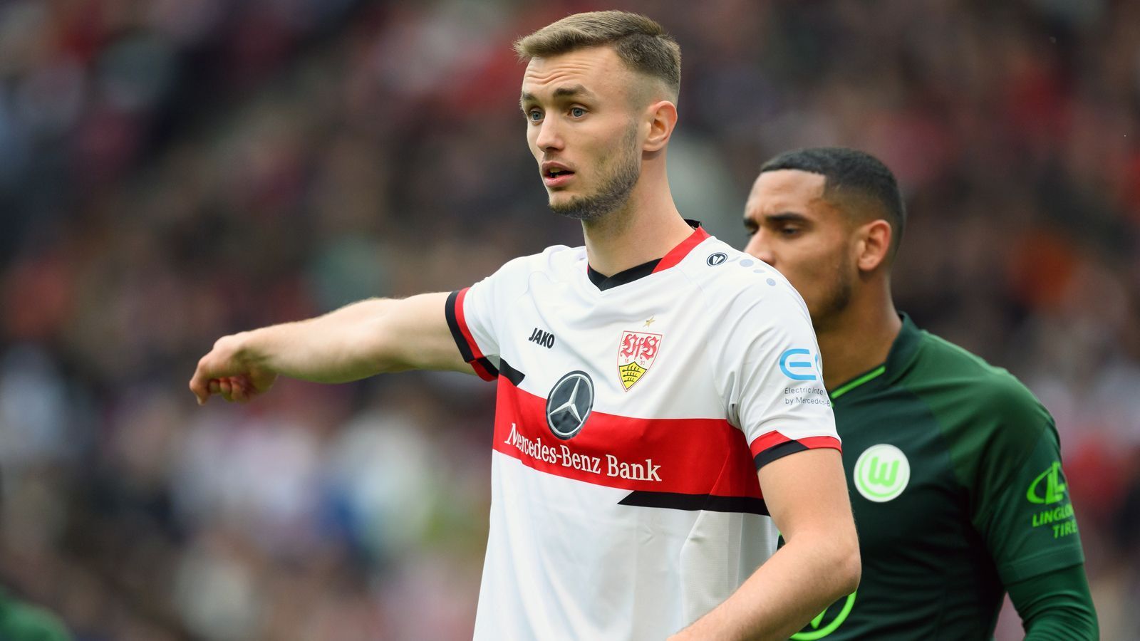 
                <strong>Sasa Kalajdzic (VfB Stuttgart)</strong><br>
                Neben den bereits eingetüteten BVB-Transfers gibt es fast täglich Gerüchte um weitere Neuzugänge in Dortmund. Nach dem bereits feststehenden Abgang von Starstürmer Erling Haaland zu Manchester City sucht die Borussia augenscheinlich noch einen robusten Angreifer. Ein Kandidat soll laut übereinstimmenden Medienberichten Stuttgarts Sasa Kalajdzic sein. Der neue BVB-Trainer Edin Terzic soll - anders als Vorgänger Marco Rose - vom zwei Meter großen Österreicher überzeugt sein. Neben dem BVB dürfte aber auch der FC Bayern um den 24-jährigen Österreicher werben. Kalajdzic' Vertrag in Stuttgart läuft nur noch bis 2023. Laut "Bild" soll Kalajdzic ungefähr 25 Millionen Euro Ablöse kosten.
              