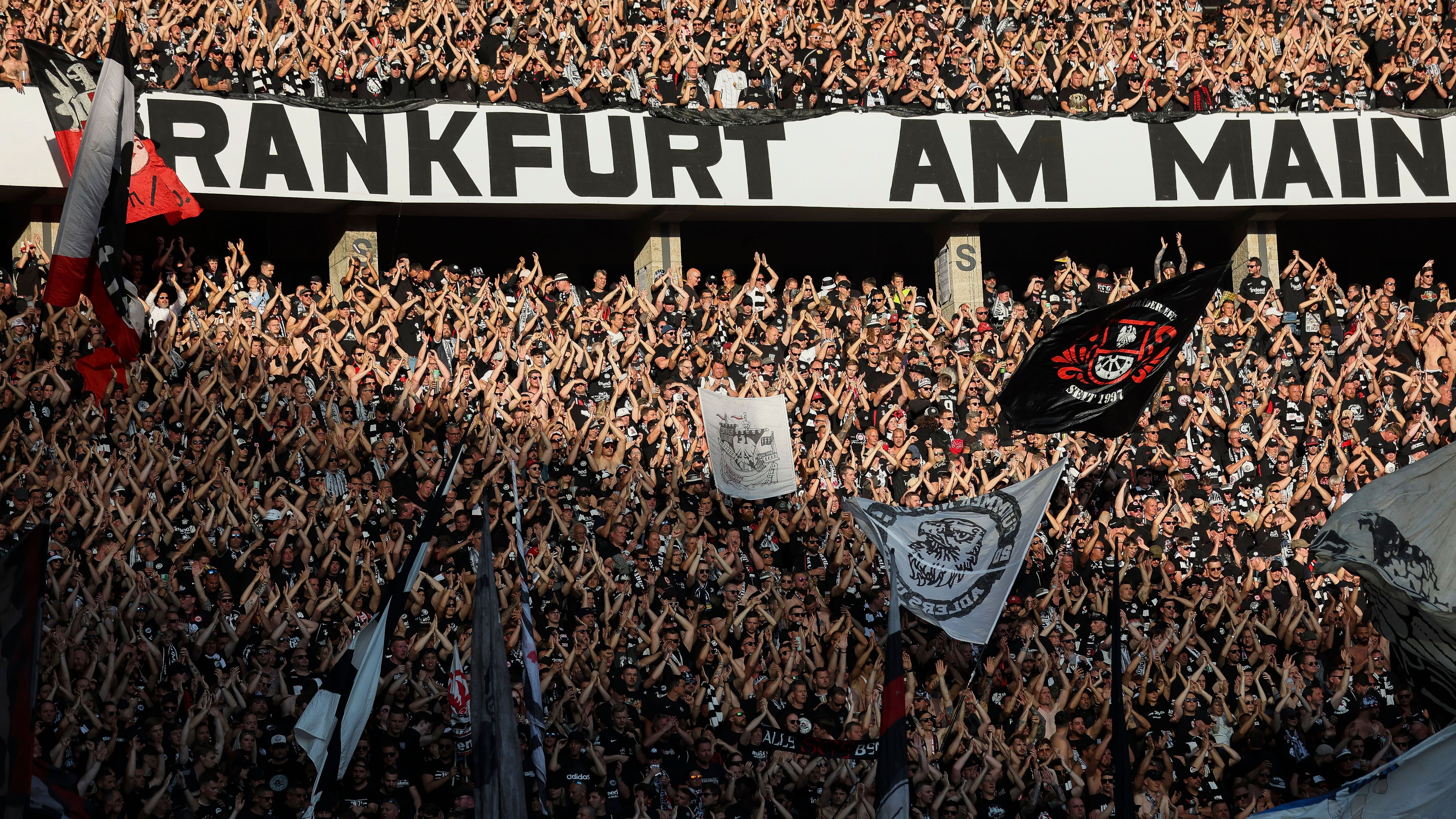 <strong>Rang 12: Eintracht Frankfurt</strong><br>190 Euro für eine Stehplatz-Dauerkarte.<br>Sitzplatz-Dauerkarte: 455 Euro bis 780 Euro.
