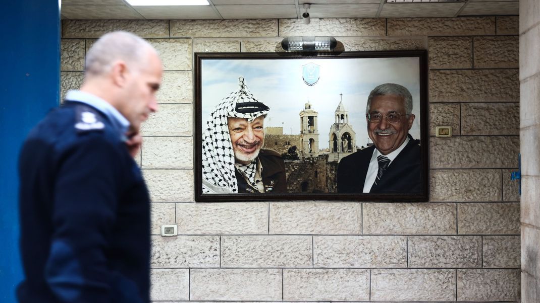 Auf dem Bild an der Wand siehst du die beiden einzigen Präsidenten der Palästinensischen Befreiungsorganisation: Jassir Arafat (links) und Mahmud Abbas (rechts).