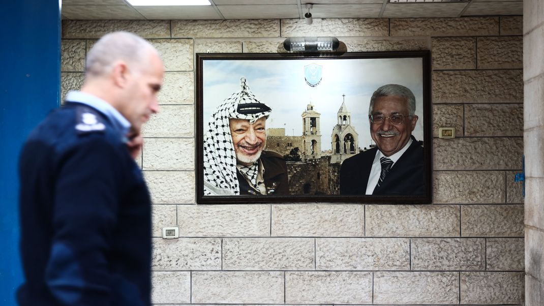 Auf dem Bild an der Wand siehst du die beiden einzigen Präsidenten der Palästinensischen Befreiungsorganisation: Jassir Arafat (links) und Mahmud Abbas (rechts).