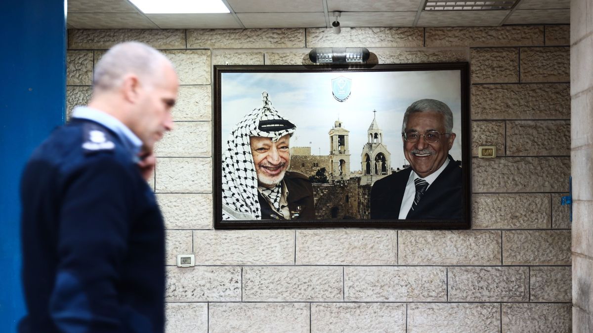 Auf dem Bild an der Wand die beiden einzigen Präsidenten der Palästinensischen Befreiungsorganisation: Jassir Arafat (links) und Mahmud Abbas.