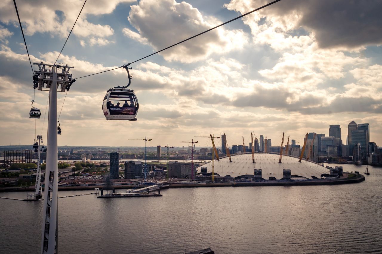 In London waren die Olympischen Spiele von 2012 die Geburtsstunde der "Air Line". Eine 10-minütige Fahrt in 90 Metern Höhe führt über die Themse. Über 1.100 Meter verbindet sie Greenwich mit den Docklands. In jede der 34 Kabinen passen gut 10 Personen.