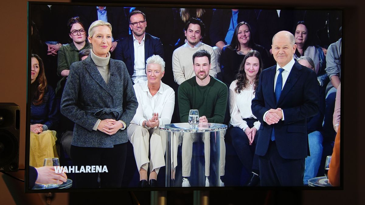 Im Bundestagswahlkampf stellen sich die Spitzenkandidat:innen von Union, SPD, Grünen und AfD bei einem Fernsehauftritt Fragen von Bürger:innen.