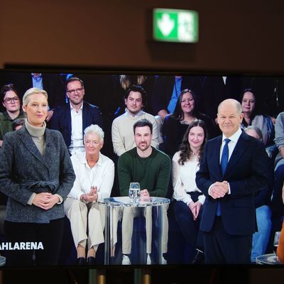 Im Bundestagswahlkampf stellen sich die Spitzenkandidat:innen von Union, SPD, Grünen und AfD bei einem Fernsehauftritt Fragen von Bürger:innen.